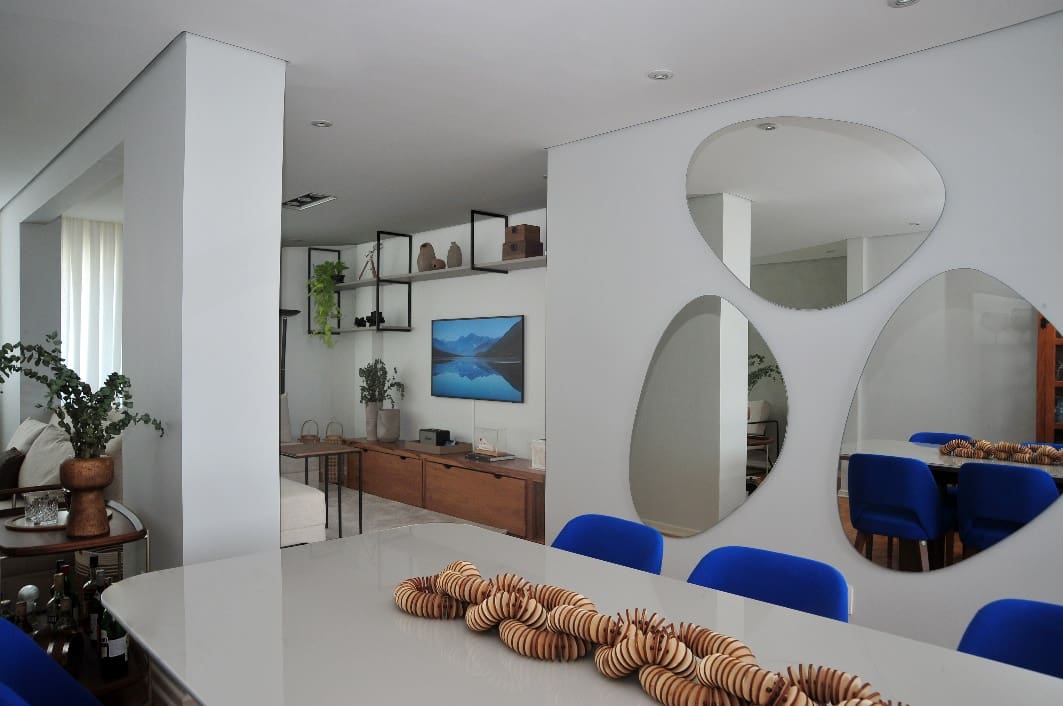 Sala com espelhos orgânicos